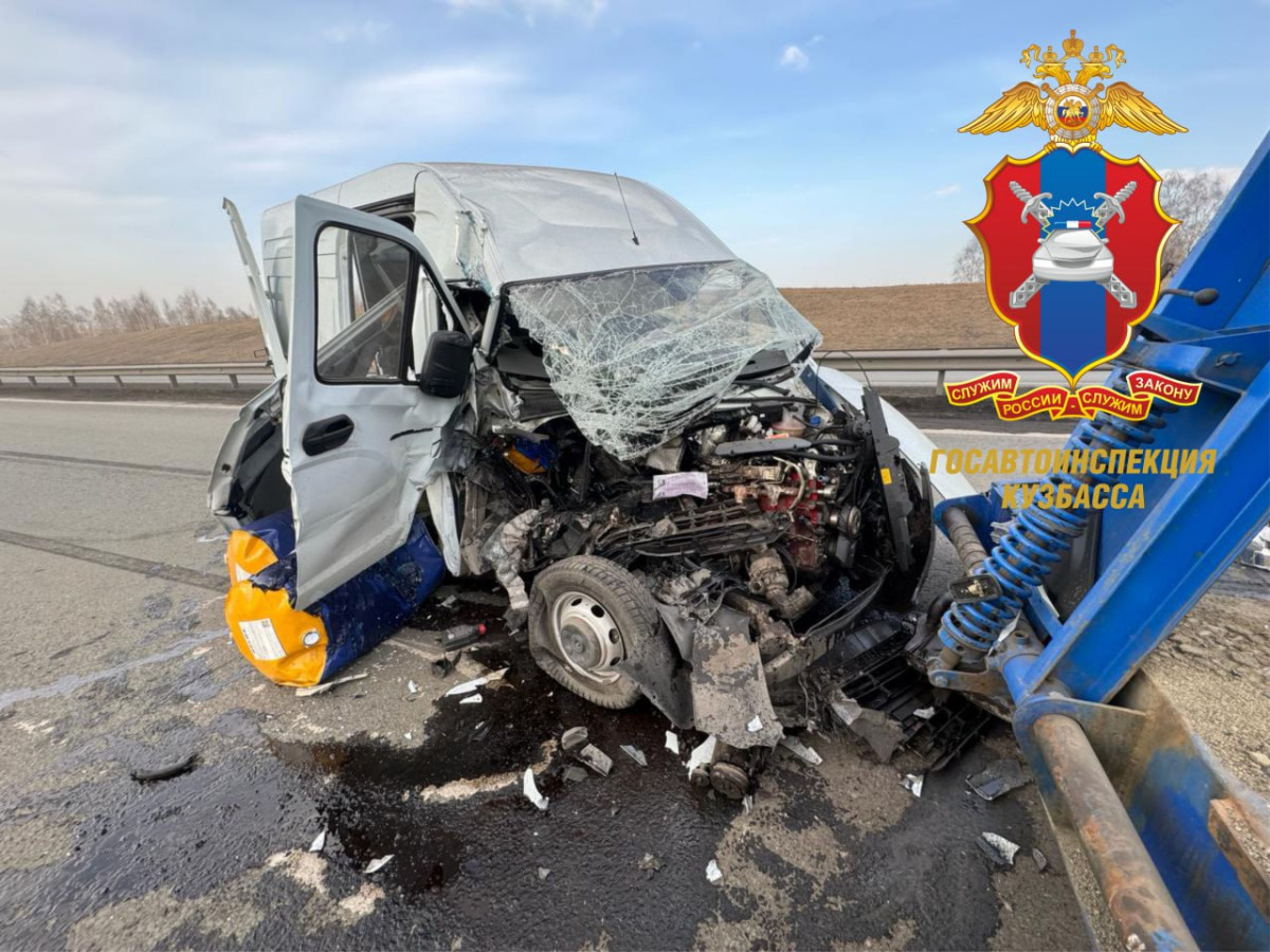 ДТП на кузбасской трассе: машина всмятку, но никто не пострадал