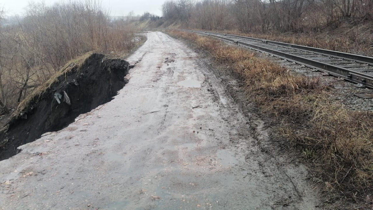 СК начал проверку по факту обрушения участка почвы на улице Наклонная в Прокопьевске