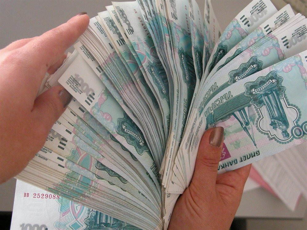 За месяц средняя зарплата в Кузбассе снизилась, а за год выросла