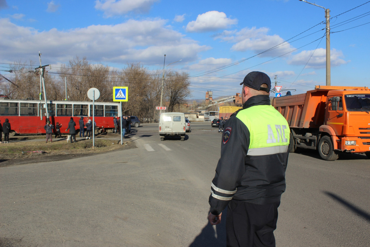 В Прокопьевске при столкновении КАМАЗа и трамвая пострадал 71-летний мужчина