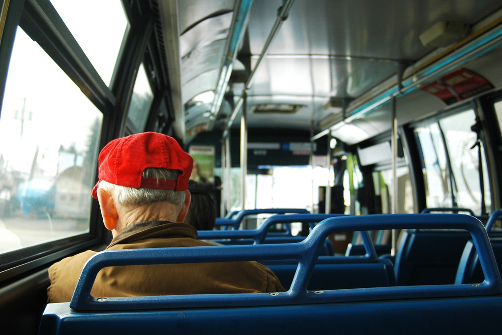 Пенсионеры Кузбасса будут ездить на общественном транспорте бесплатно. Но это временно