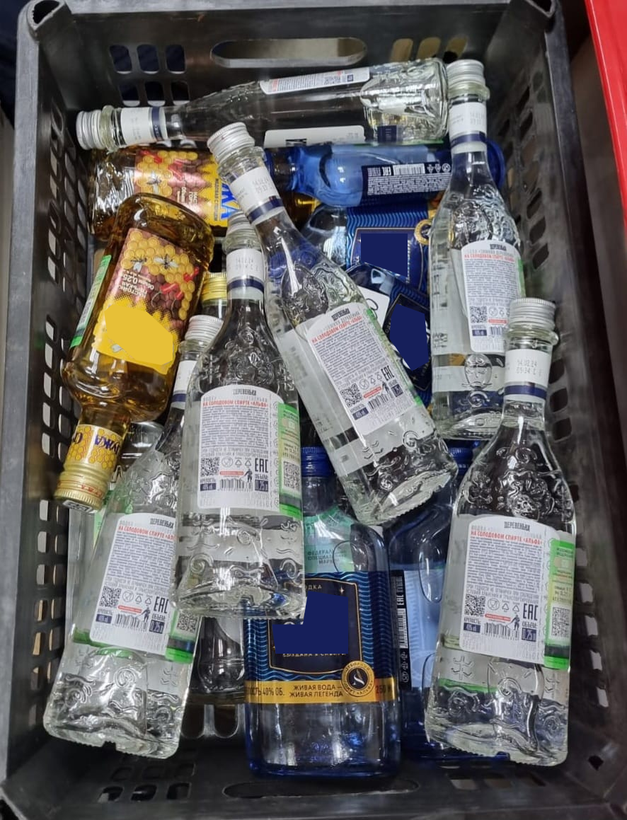 Полицейские изъяли из нелегального магазина более 20 литров алкоголя