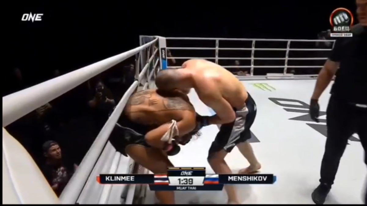 Прокопчанин Меньшиков одержал досрочную победу над звездой тайского бокса