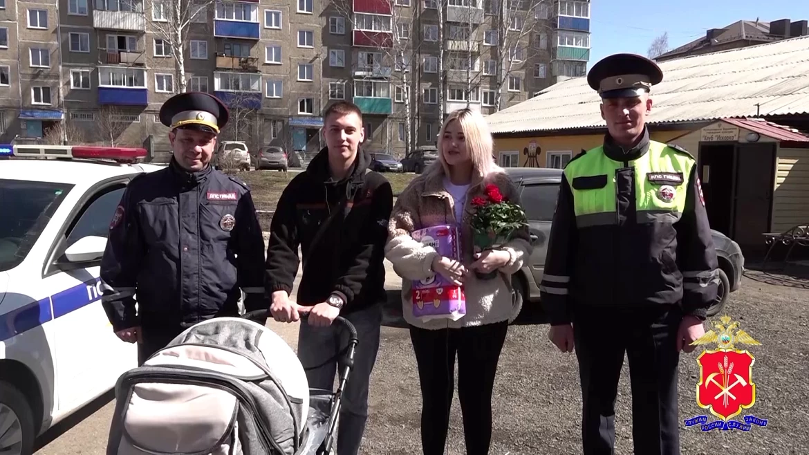 Семья из Прокопьевска поблагодарила полицейских, которые помогли доехать до роддома