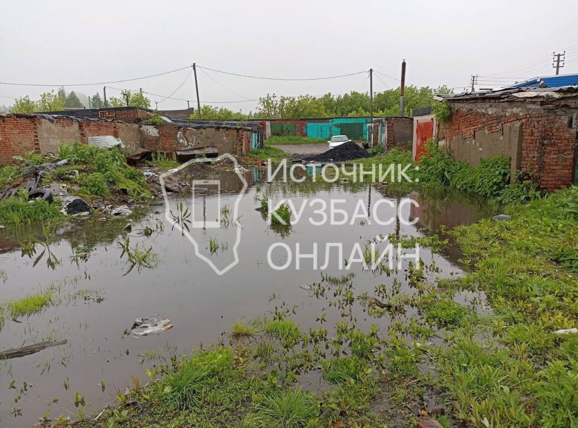 В Прокопьевске затопило гаражный кооператив