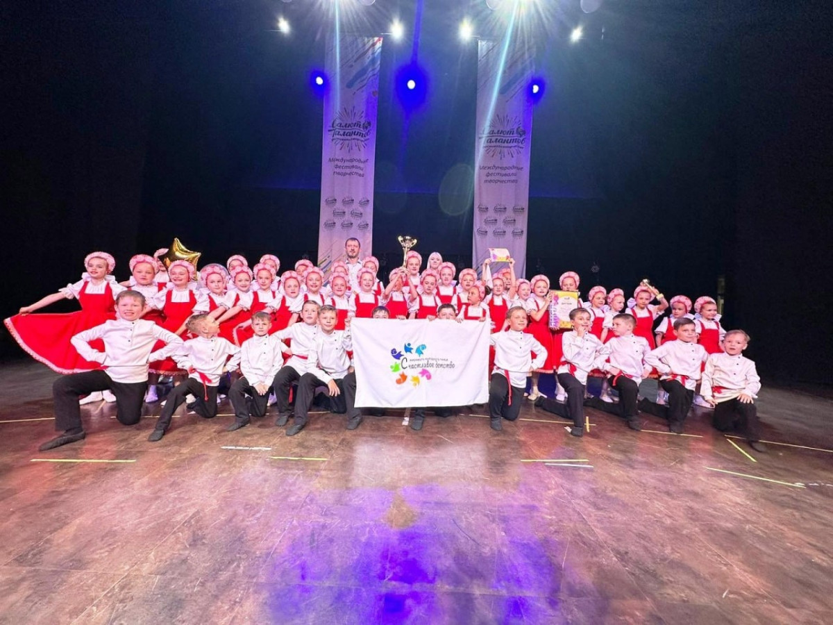 Маленькие танцоры ансамбля "Счастливое детство" возвращаются домой из Москвы с победой