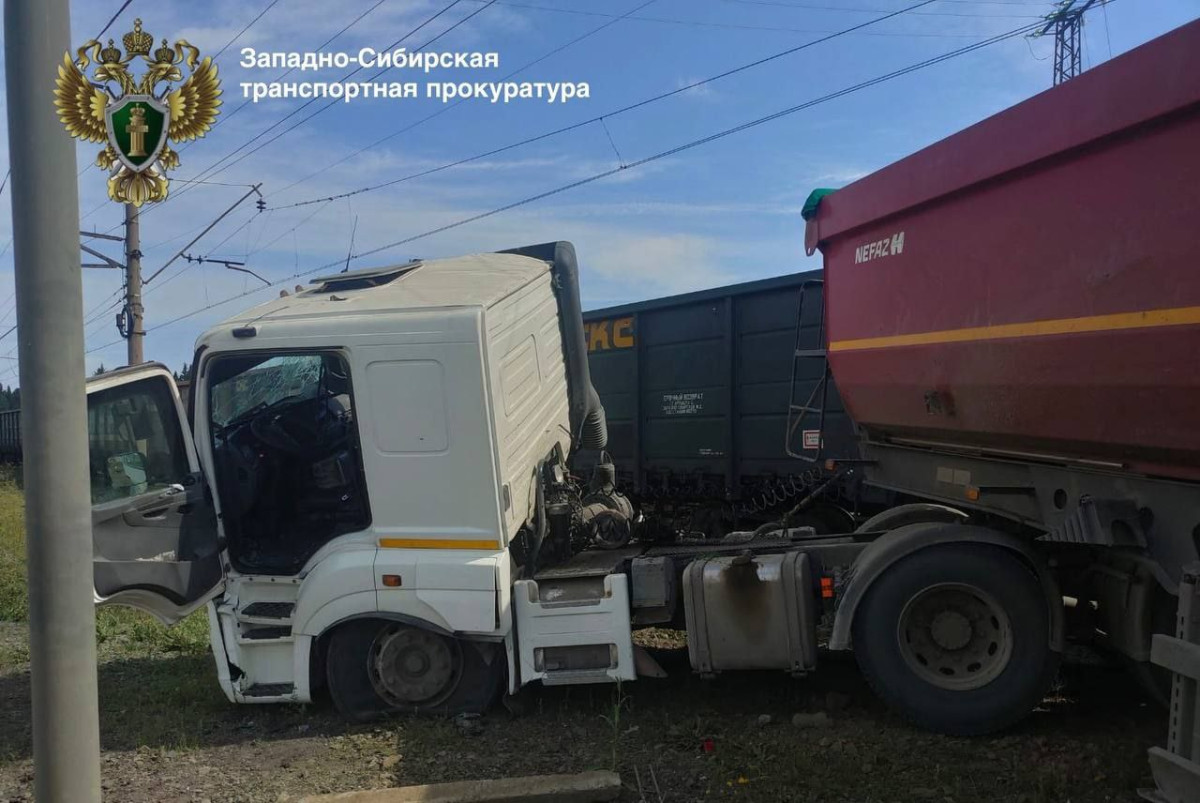 В Кузбассе КАМАЗ столкнулся с грузовым поездом