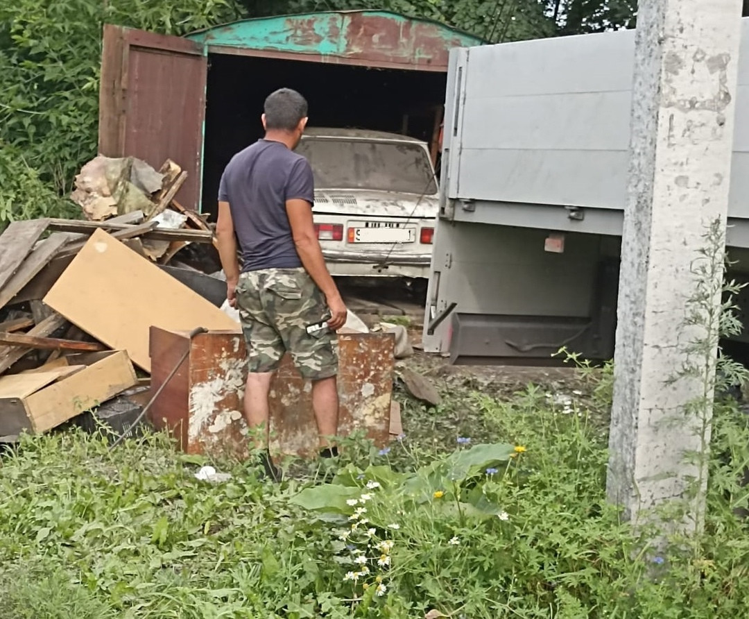 Прокопчанин похитил у пенсионера металлический гараж вместе с Запорожцем внутри