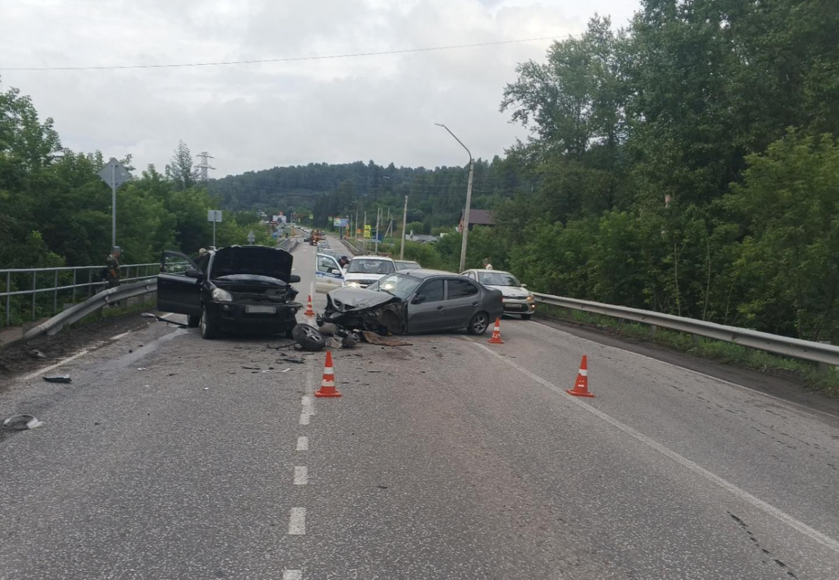 В Кузбассе в тройном ДТП пострадало три человека