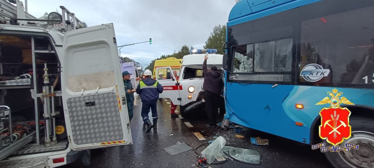 В Кузбассе автомобиль скорой помощи столкнулся с автобусом