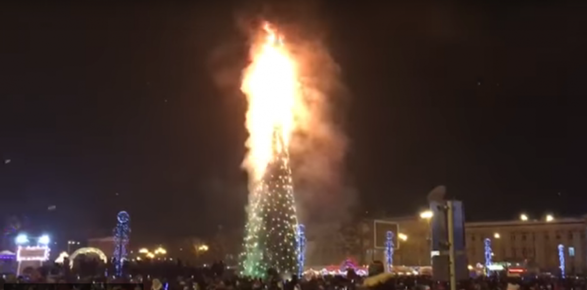 В Южно-Сахалинске сгорела новогодняя ель на главной городской площади