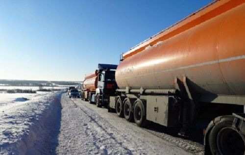 На трассе Кузбасса сотрудники ГИБДД всю ночь дежурили у сломавшегося бензовоза, чтобы водитель не замерз