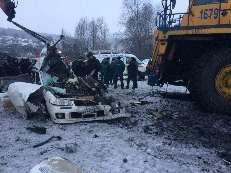 В Сети появилось видео, как спасатели доставали пассажиров иномарки, залетевшей под БелАЗ (18+)