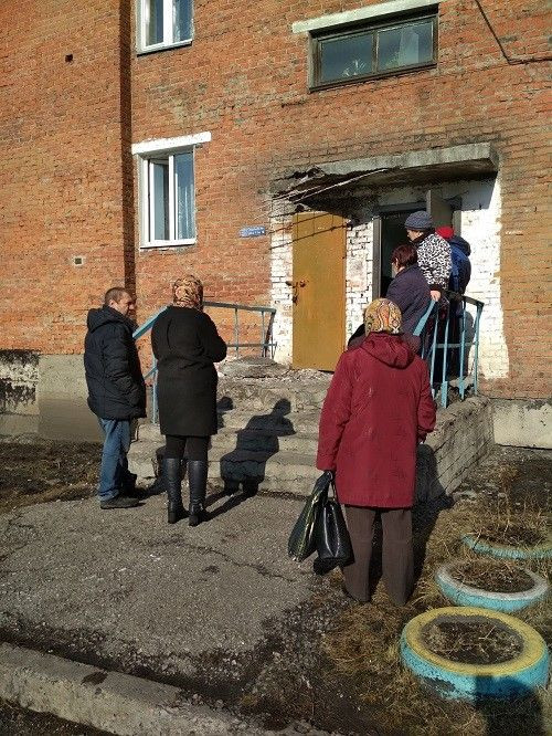 В Прокопьевске на пенсионерку обрушился фрагмент подъездного козырька: прокуратура начала проверку