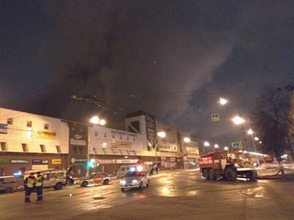 По предварительным данным, при пожаре в торговом центре Кемерова погибло более 30 человек