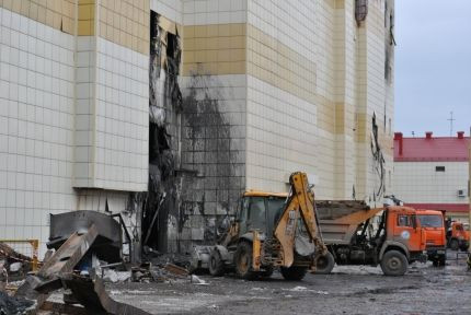 В Кемерове завершены поисково-спасательные работы в сгоревшем ТРЦ "Зимняя вишня"
