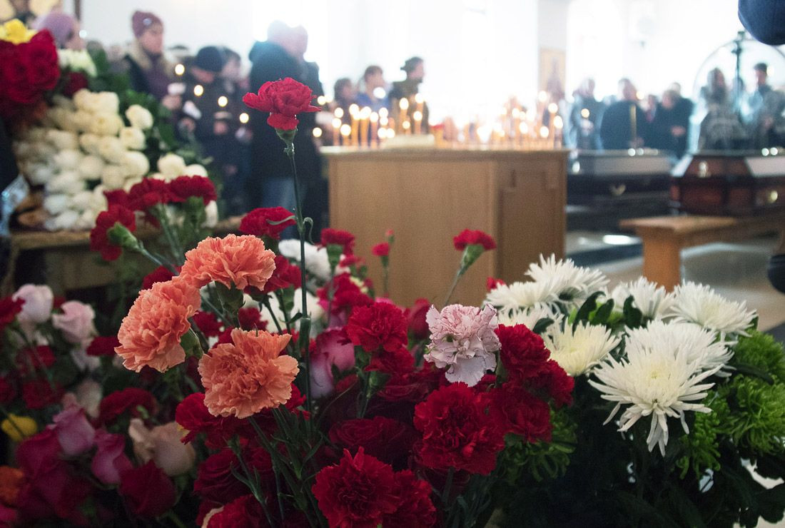 Начались похороны погибших на пожаре в ТРЦ "Зимняя вишня"
