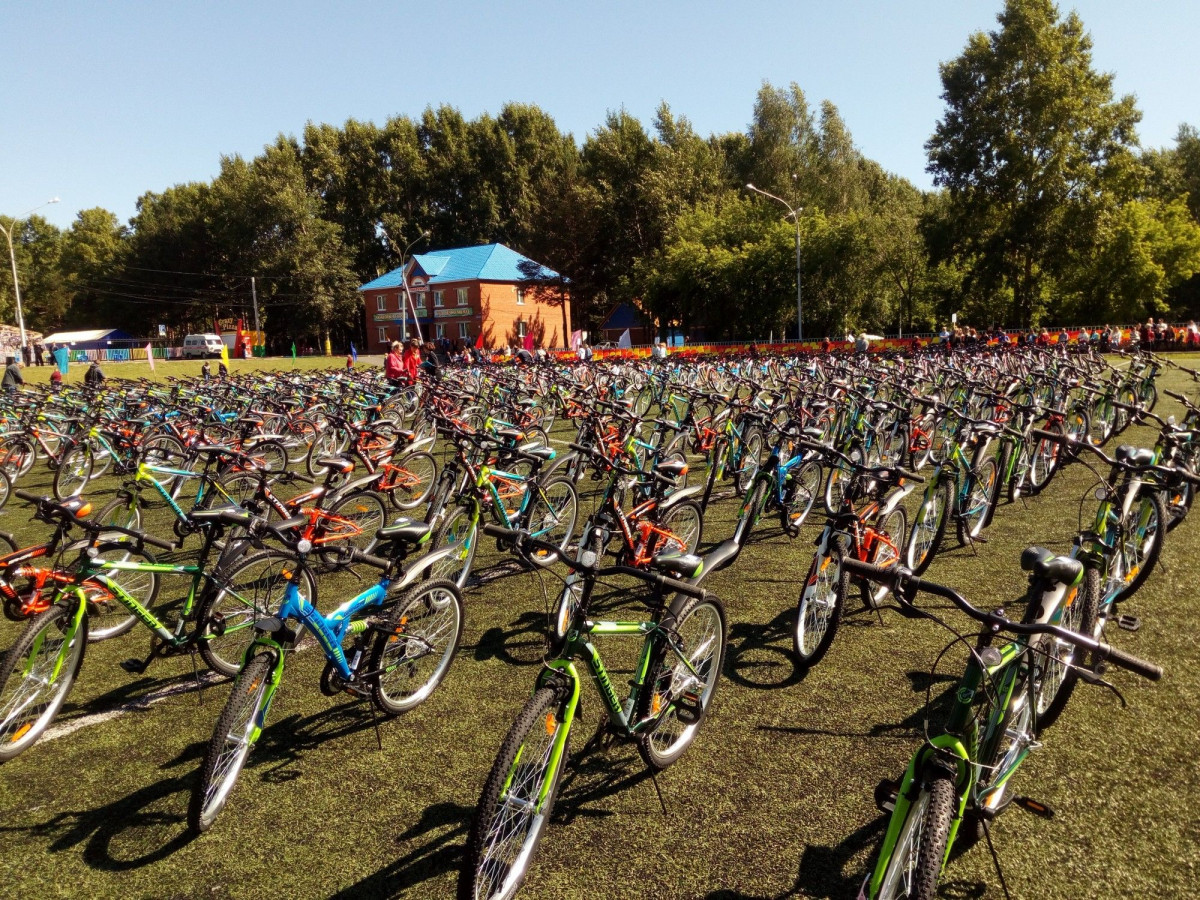 Сегодня в Прокопьевске раздали в подарок почти 500 велосипедов
