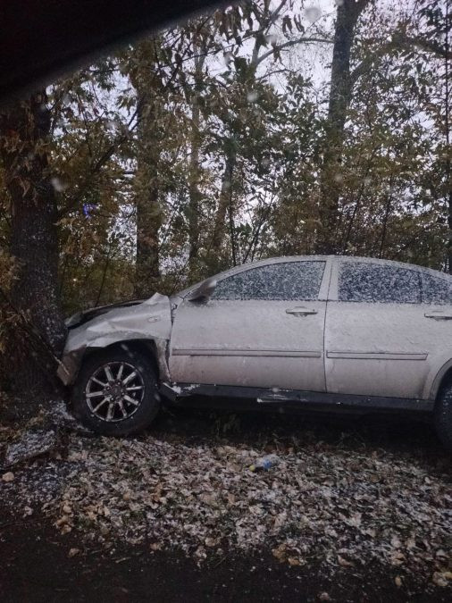 Прокопчане обратили внимание на разбитый автомобиль, который находится на месте ДТП не один день