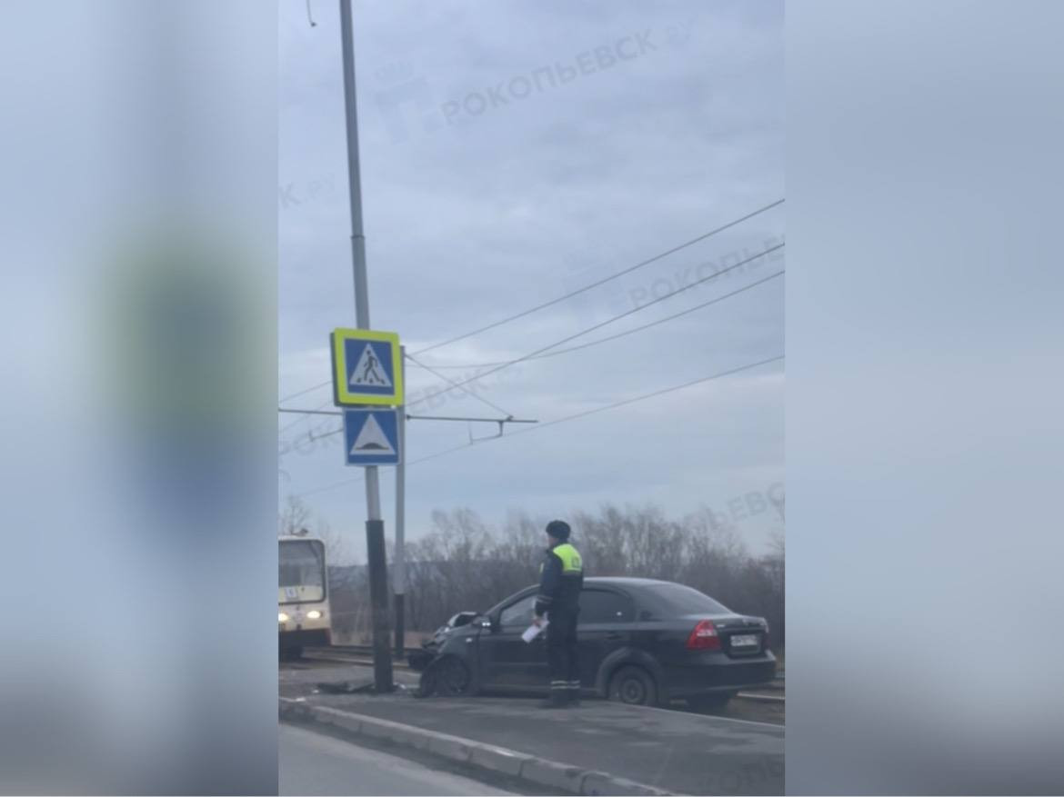 В Прокопьевске автомобиль влетел в опору трамвайной сети