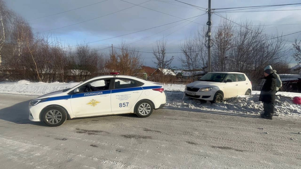 Полицейские помогли прокопчанке освободить автомобиль из снежного плена