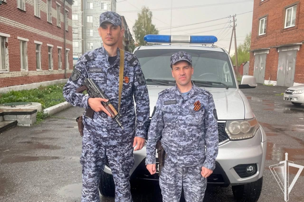 В Покоопьевске росгвардейцы помогли вернуться домой потерявшемуся пенсионеру В Покоопьевске росгвардейцы помогли вернуться домой потерявшемуся пенсионеру