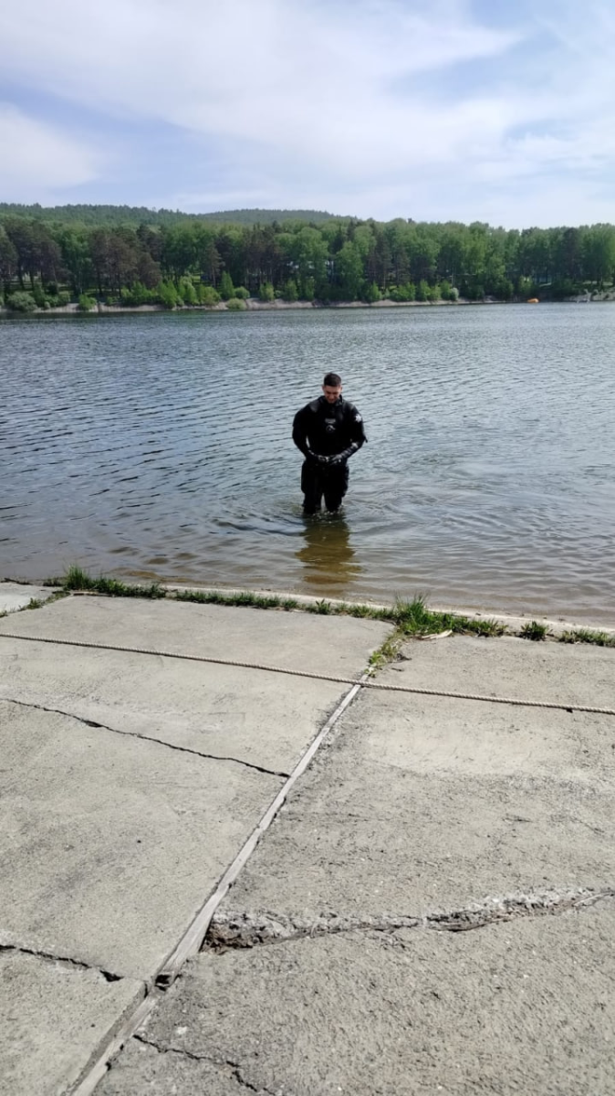 Спасатели проверили дно пруда в Зенковском парке перед началом купального сезона