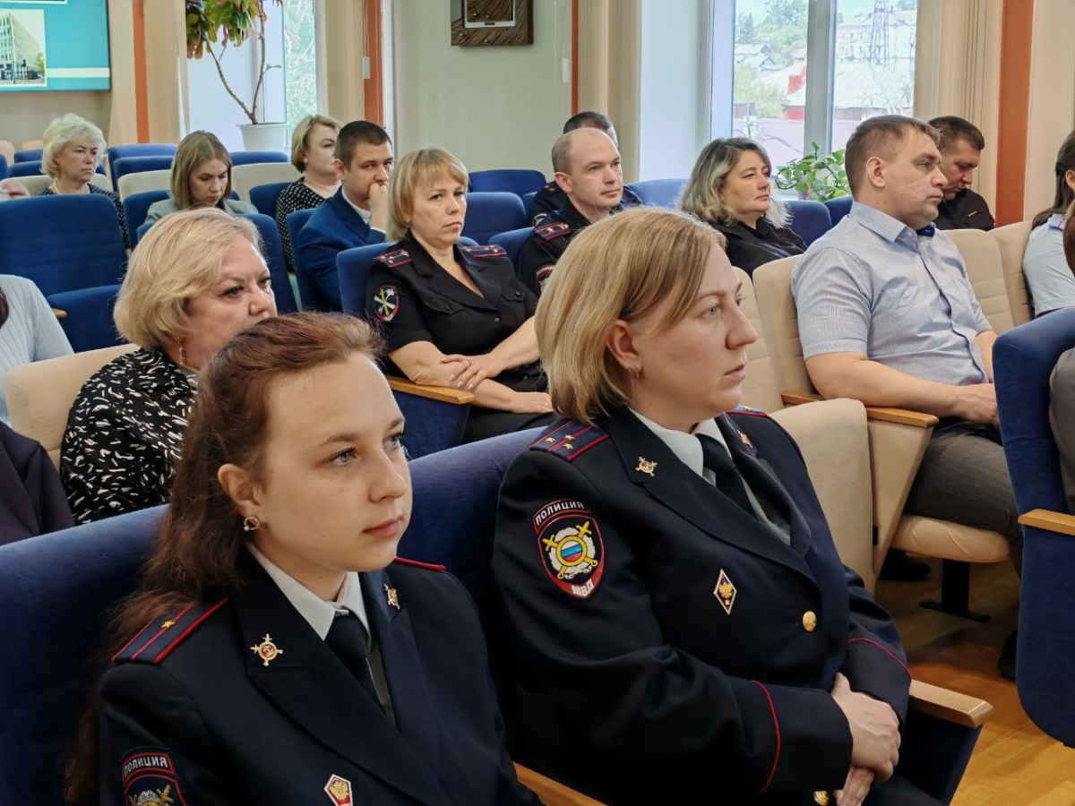 В Прокопьевске наградами отметили сотрудников ПДН В Прокопьевске наградами отметили сотрудников ПДН