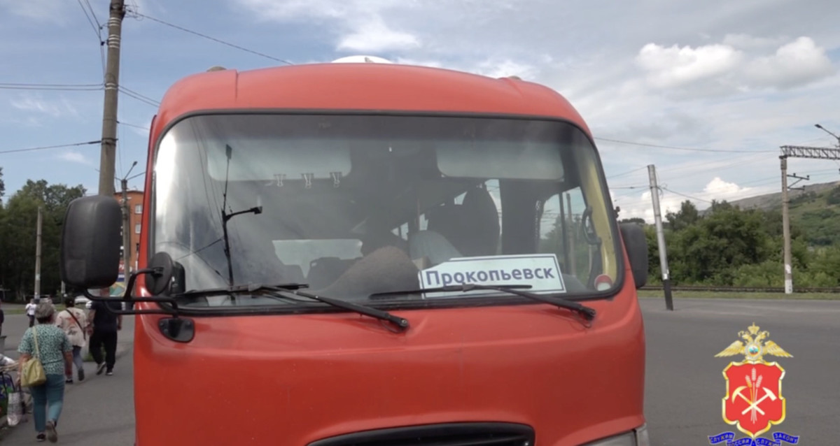 Водитель автобуса спрятался от инспекторов ДПС в кабине Водитель автобуса спрятался от инспекторов ДПС в кабине