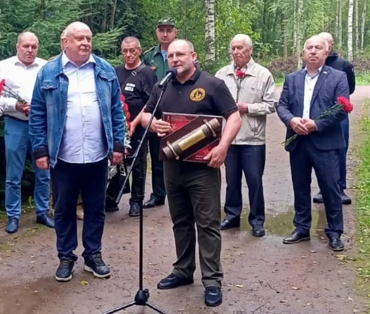 Новгородские поисковики передали в Прокопьевский музей посмертную записку бойца Красной армии Новгородские поисковики передали в Прокопьевский музей посмертную записку бойца Красной армии
