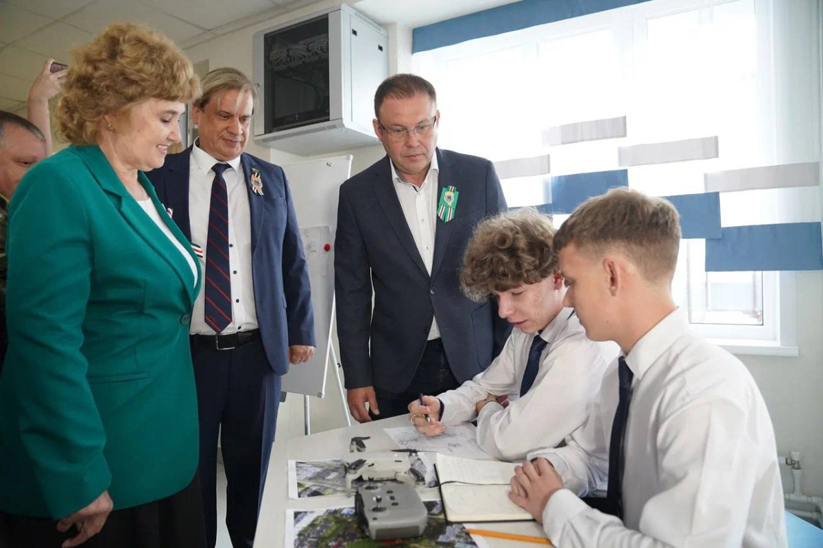 Губернатор Кузбасса оценил новые возможности отремонтированной школы в Прокопьевске Губернатор Кузбасса оценил новые возможности отремонтированной школы в Прокопьевске