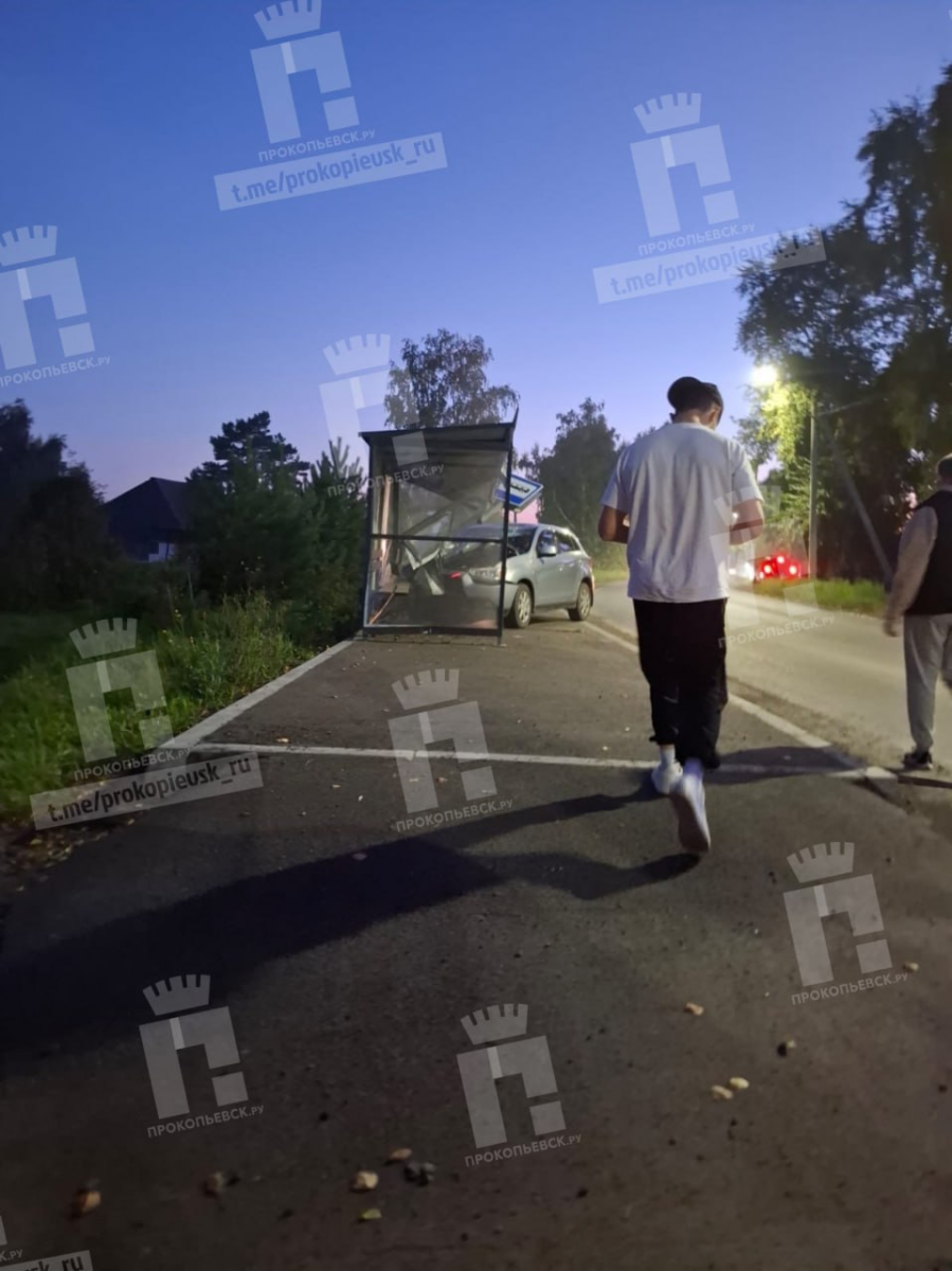 Автоледи снесла новую автобусную остановку Автоледи снесла новую автобусную остановку