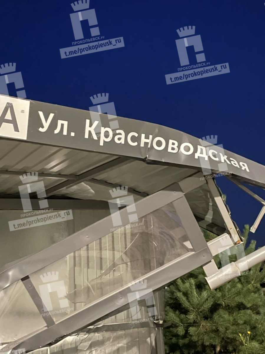 Автоледи снесла новую автобусную остановку Автоледи снесла новую автобусную остановку
