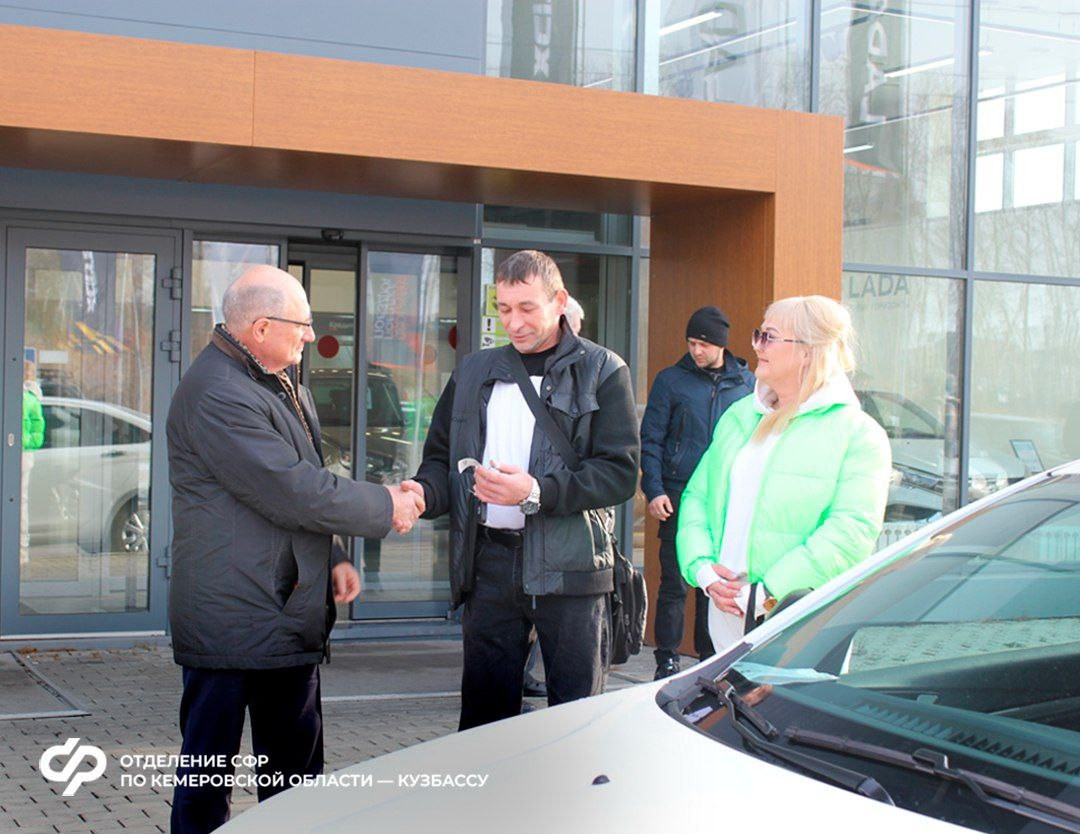 Получившим травмы на производстве кузбассовцам вручили автомобили Получившим травмы на производстве кузбассовцам вручили автомобили