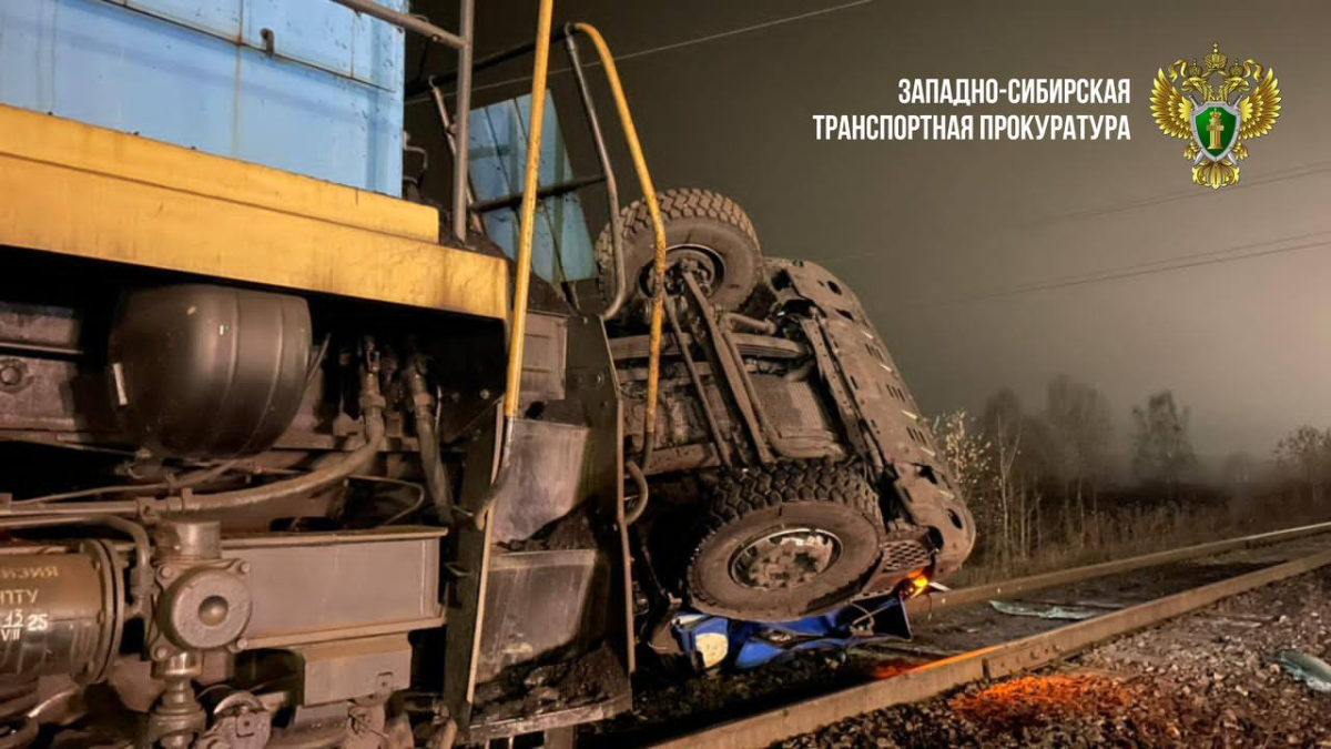 Водитель большегруза погиб в столкновении с локомотивом Водитель большегруза погиб в столкновении с локомотивом