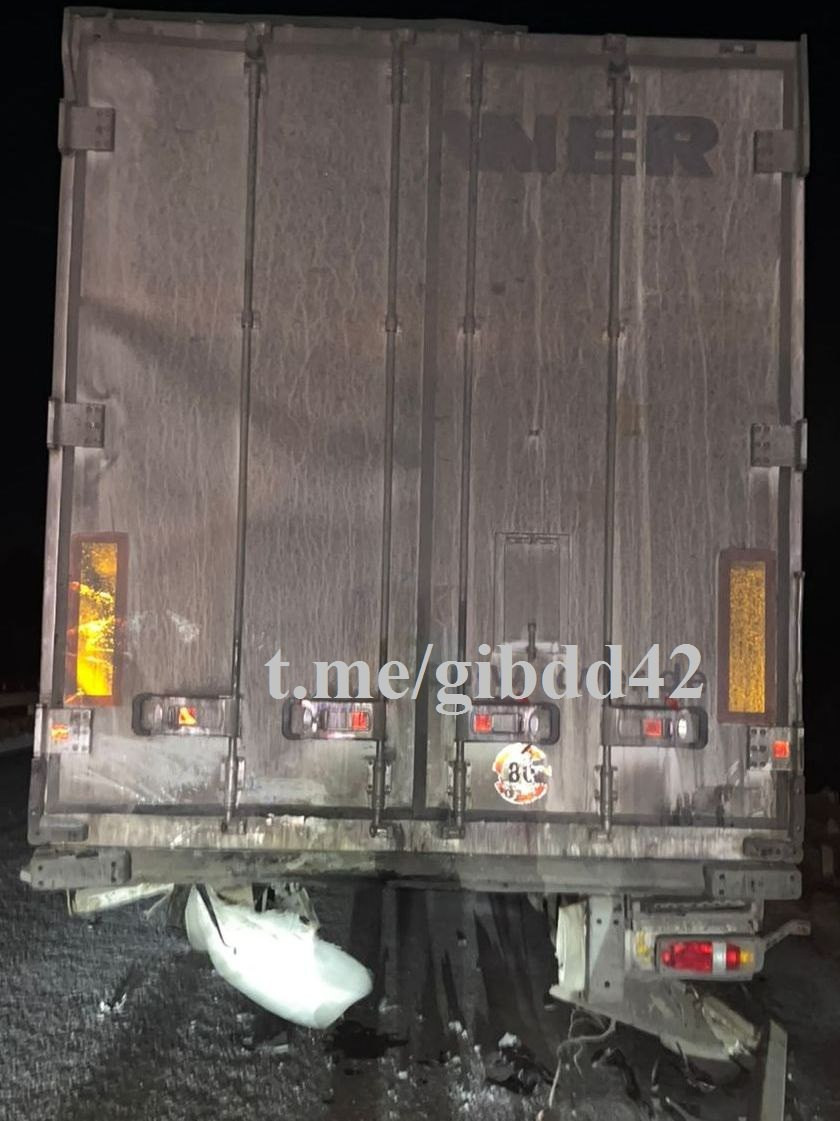 На трассе грузовик зацепил иномарку при перестроении с полосы разгона На трассе грузовик зацепил иномарку при перестроении с полосы разгона