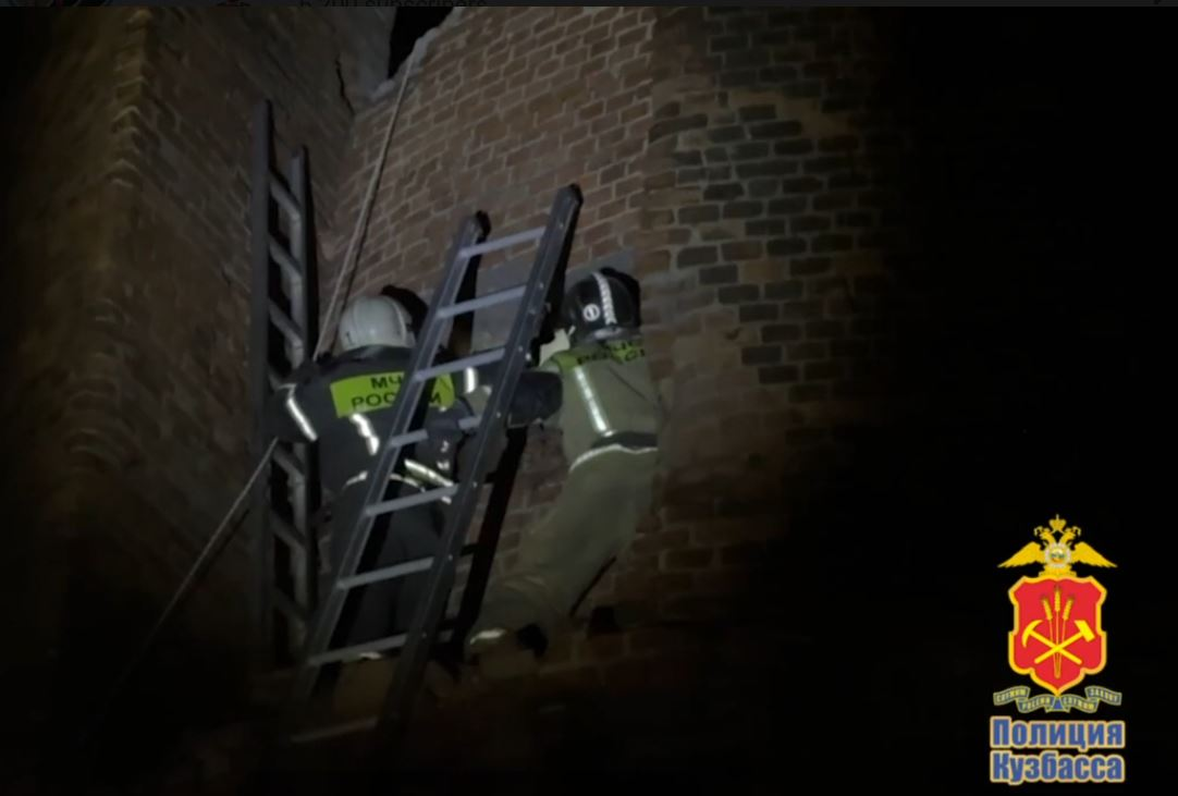 Двое парней забрались в трубу промышленного предприятия и не смогли выбраться