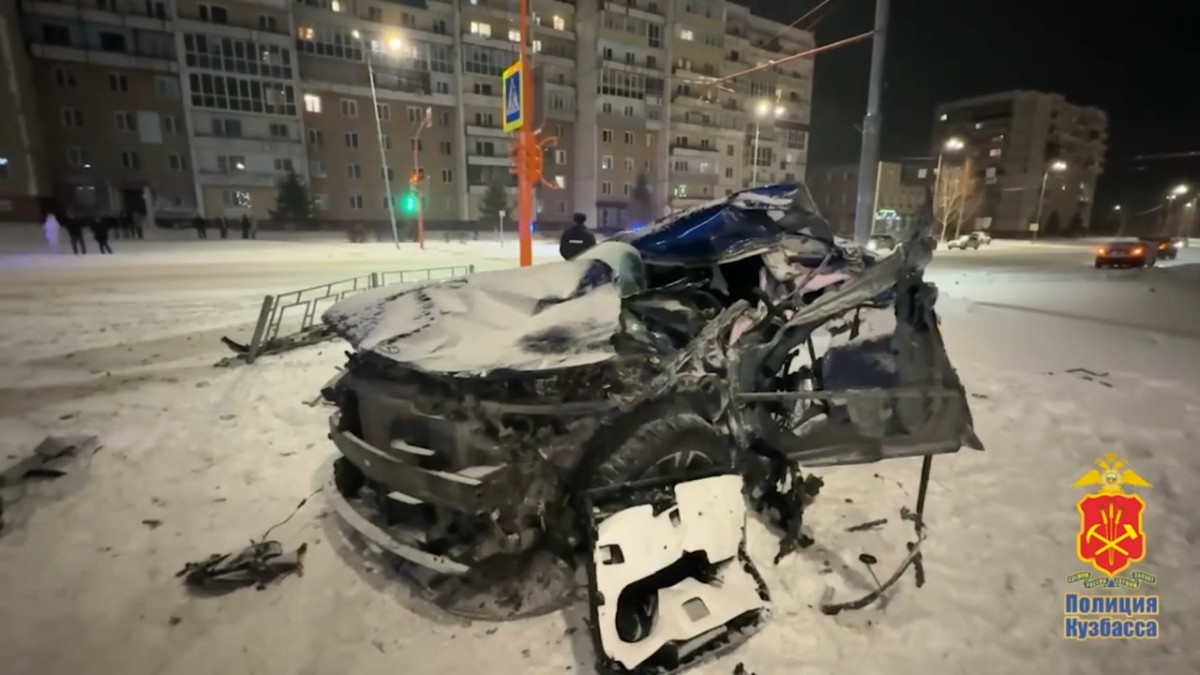 В Кузбассе вахтовый автобус въехал в иномарку. Один человек погиб