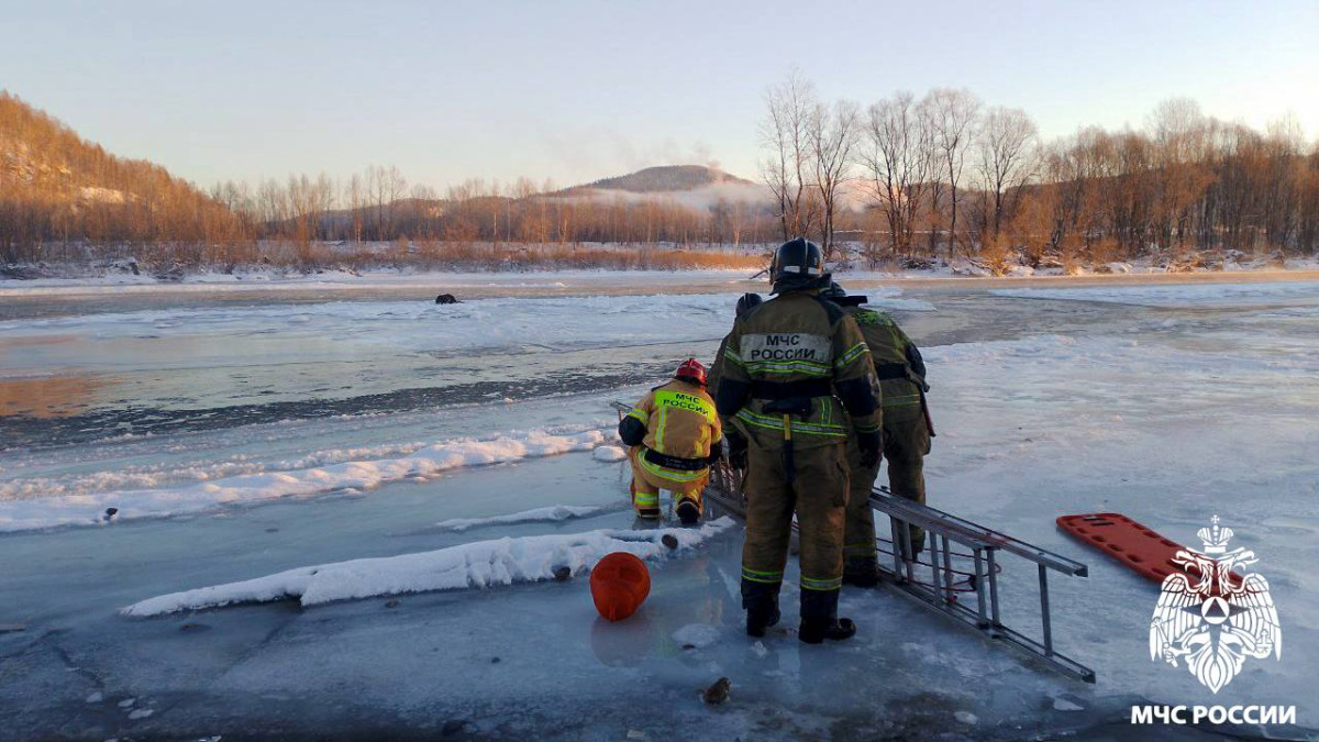 В Кузбассе женщина оказалась на ледяном островке посередине реки В Кузбассе женщина оказалась на ледяном островке посередине реки