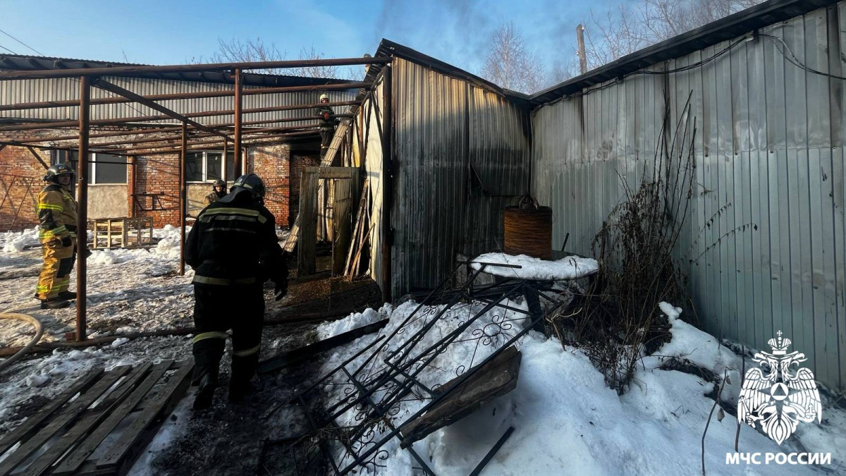В Кузбассе полностью выгорело здание ритуальных услуг