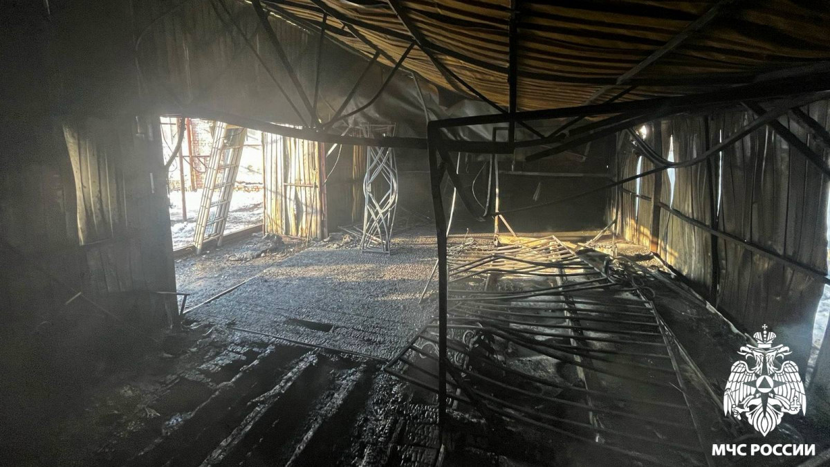 В Кузбассе полностью выгорело здание ритуальных услуг