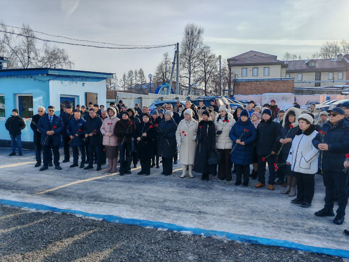 На здании Водоканала в Прокопьевске открыли мемориальную доску Юрию Райляну