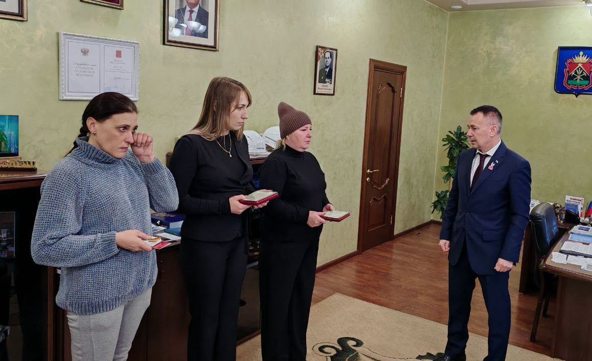 Награды погибших бойцов СВО вручили их семьям