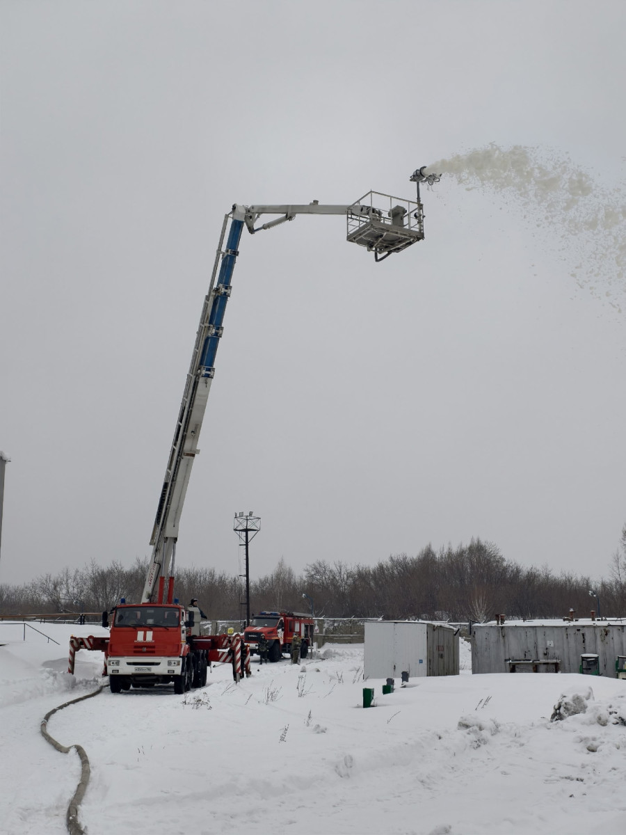 В Прокопьевске спасатели отработали легенду "взрыв на нефтебазе"