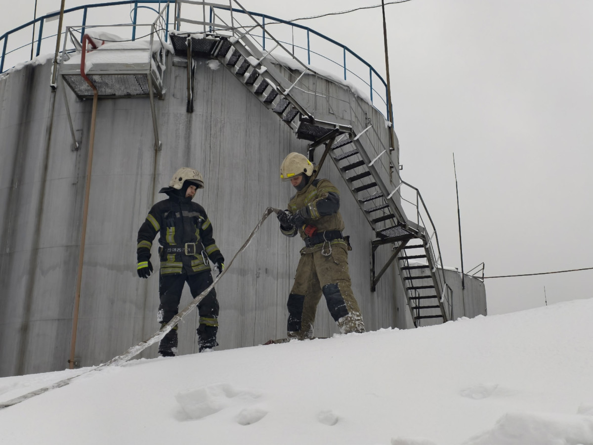 В Прокопьевске спасатели отработали легенду "взрыв на нефтебазе"