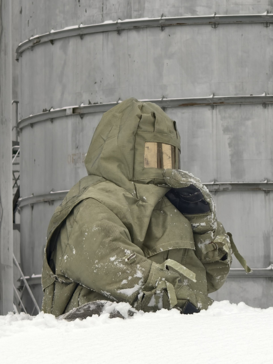 В Прокопьевске спасатели отработали легенду "взрыв на нефтебазе"