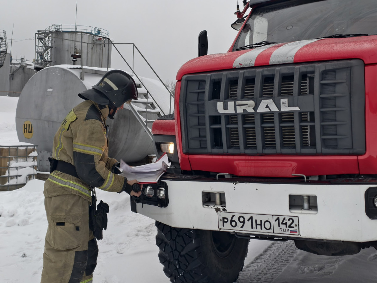В Прокопьевске спасатели отработали легенду "взрыв на нефтебазе"