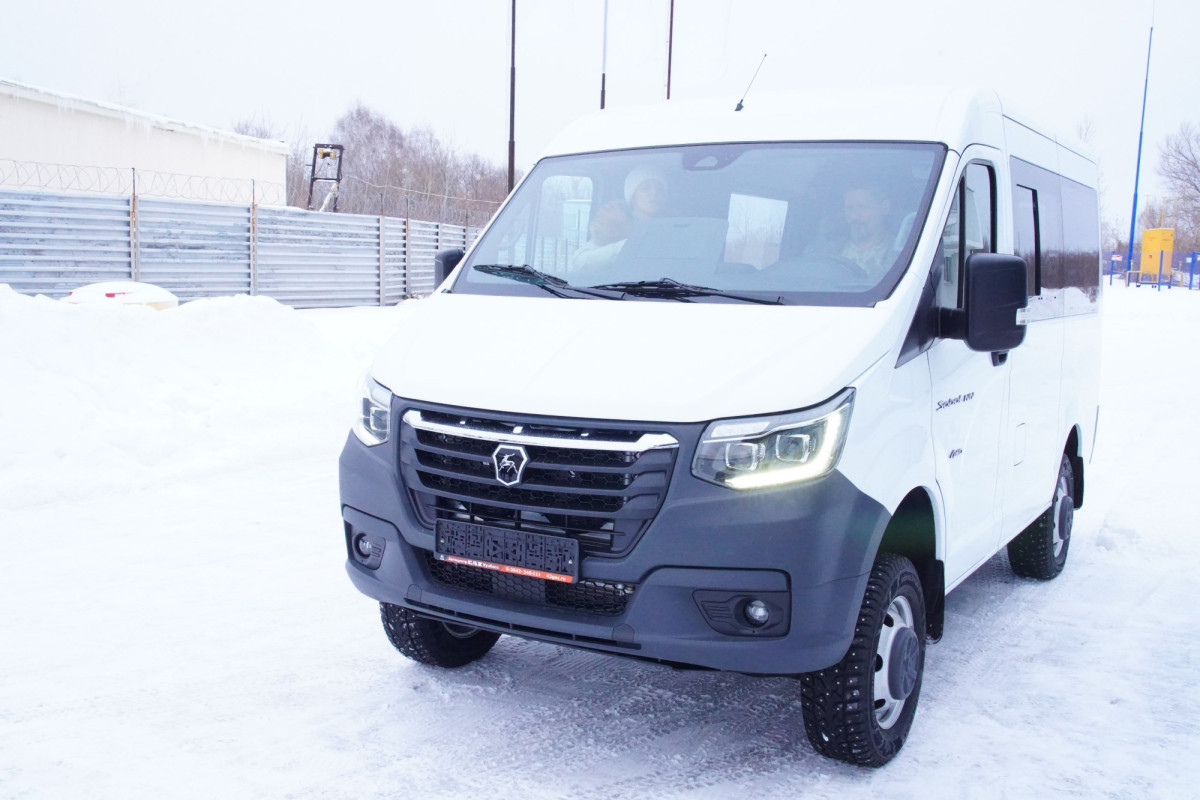 Многодетные семьи Кузбасса получили новые автомобили