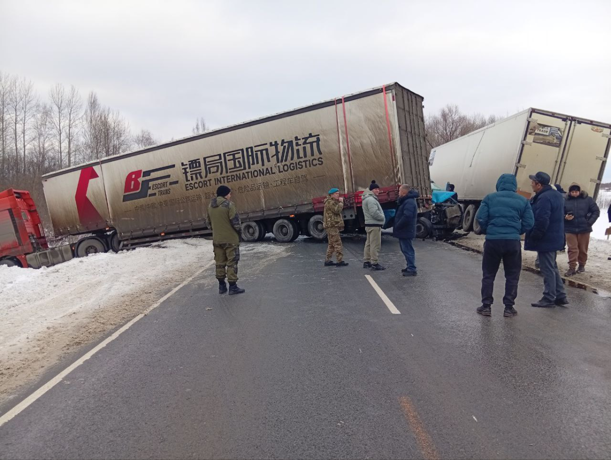 В Кузбассе фура перегородила трассу. Движение ограничено