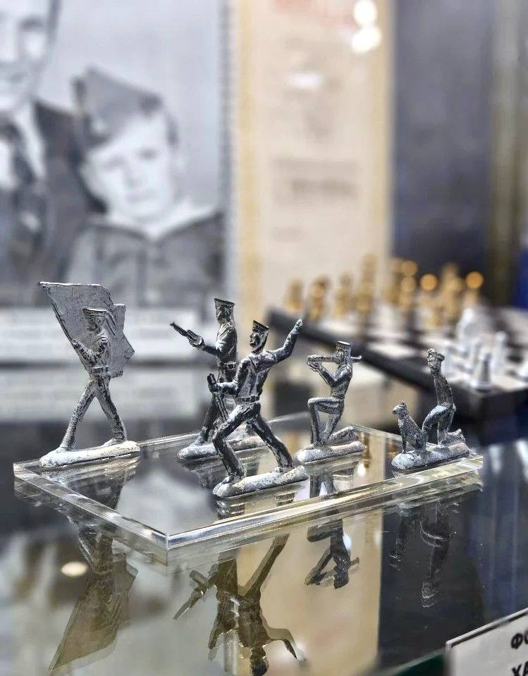 В Прокопьевске открылась выставка «Поzывной - Кузбасс» В Прокопьевске открылась выставка «Поzывной - Кузбасс»